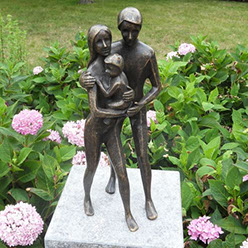 Bronzeskulptur Glückliche Eltern mit Kind  auf dem Arm. Bronzefiguren und Gartenfiguren bei Kunsthandel Lohmann in Timmendorfer Strand.