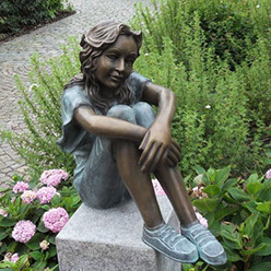 Künstlerbronze Carina "Träumendes, sitzendes Mädchen" Bronzefiguren und Gartenfiguren bei Kunsthandel Lohmann in Timmendorfer Strand.