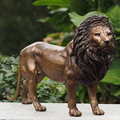 Der König Stehender Löwe in ganzer Pracht. Bronzefigur und Gartenfigur bei Kunsthandel Lohmann in Timmendorfer Strand.