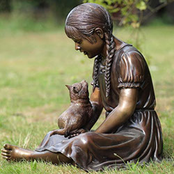 Mädchen spielt mit ihrer Katze. Bronzefiguren und Gartenfiguren bei Kunsthandel Lohmann in Timmendorfer Strand.