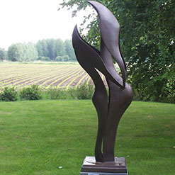 Gartenskuptur Abstraktes Liebespaar Harmonie. Bronzefigur und Gartenfigur bei Kunsthandel Lohmann in Timmendorfer Strand.